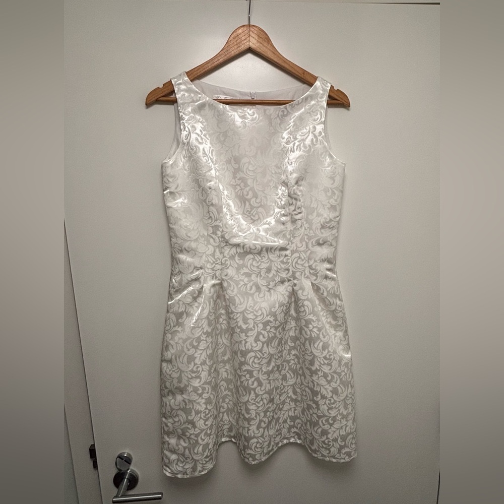 Ladies On Queen 17.5” PTP BNWOT Floral Midi Dress, White/Silver, Size Medium.
